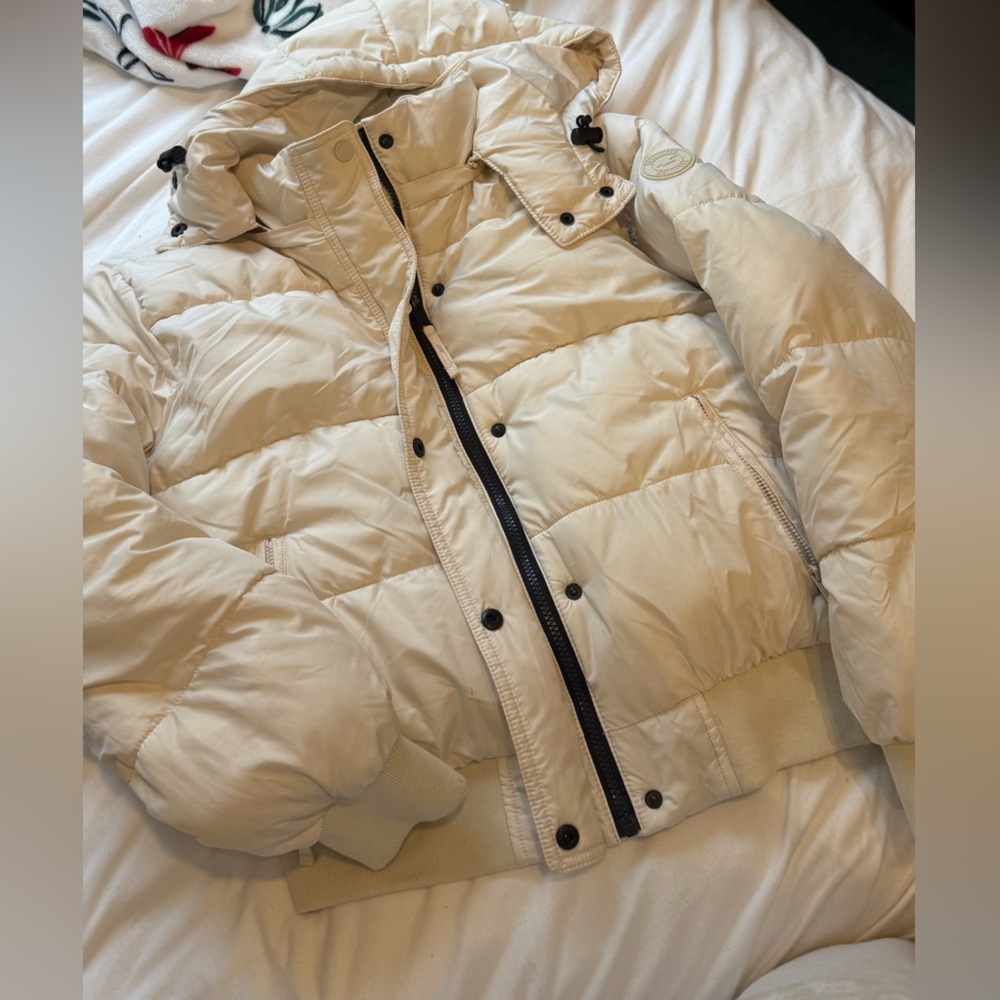 Hollister Women's Beige Puffer Jacket